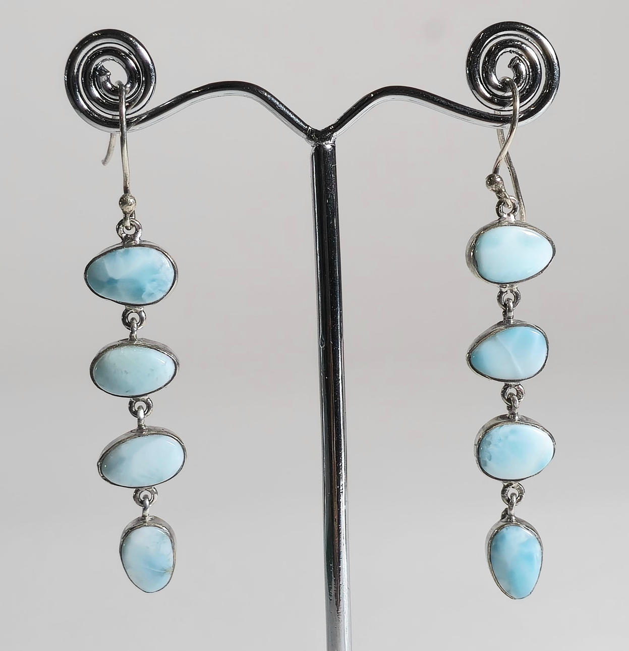LANGE SILBERNE OHRRINGE MIT LARIMAR.