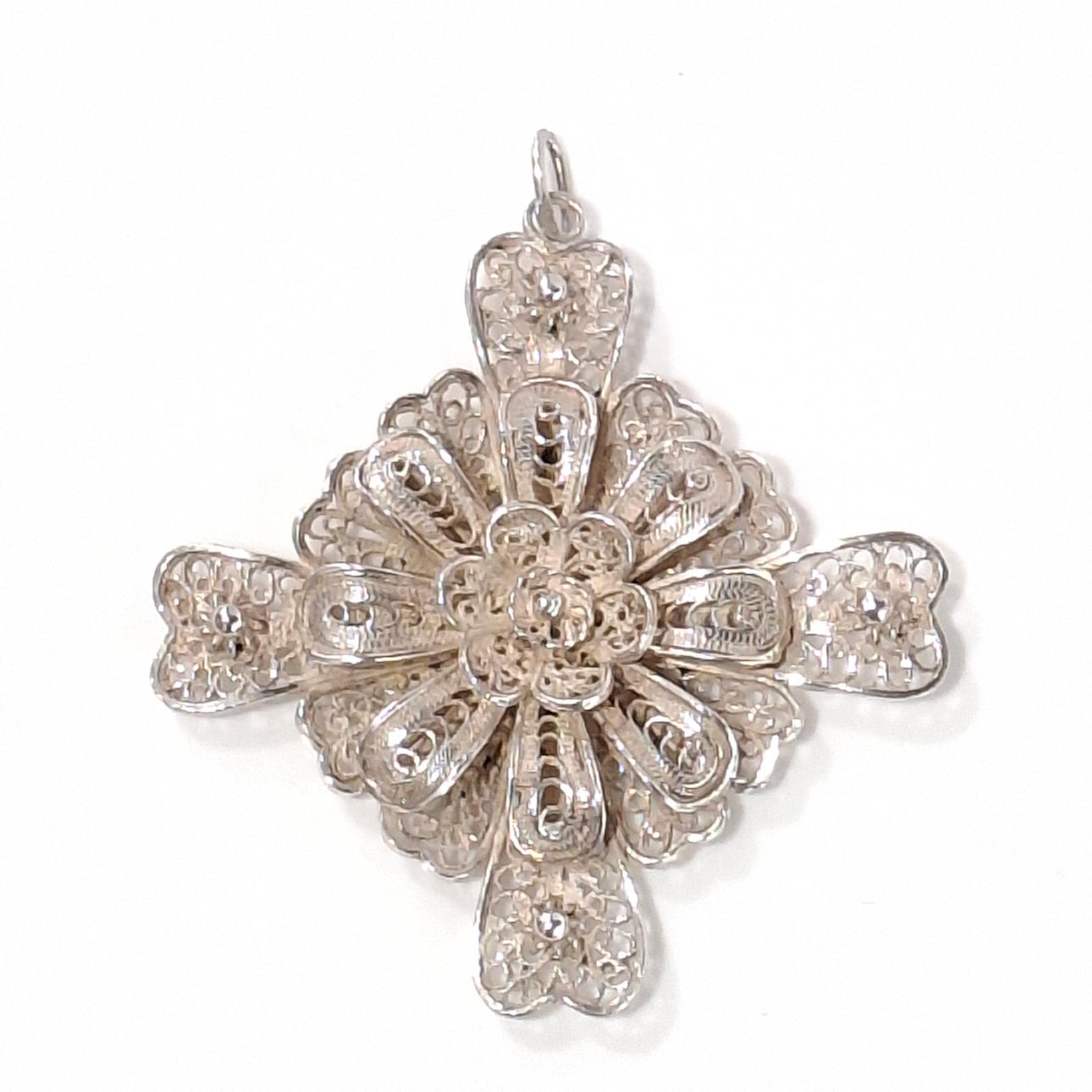 Large flower pendant in silver filigree.