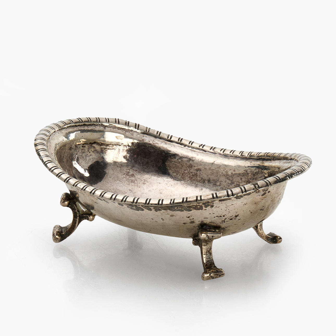 SKÅLPLADE, sølv, på poter, 1800-tal.