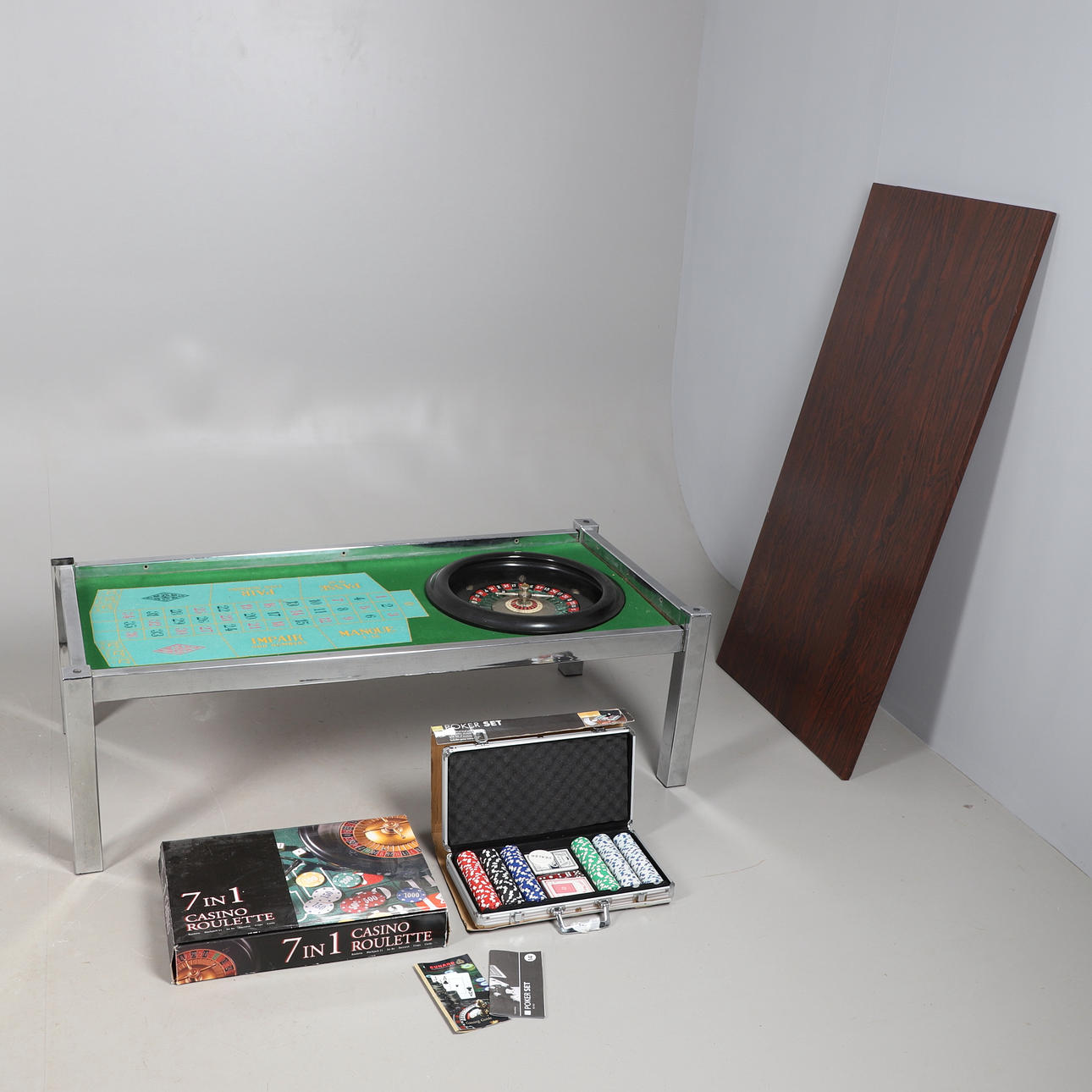 ETT ROULETTEBORD OCH TILLBEHÖR.