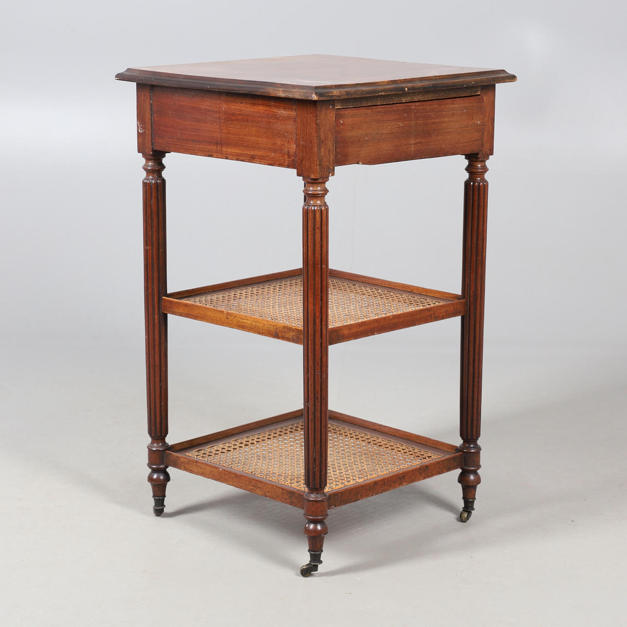 EIN DREISTÖCKIGER MAHAGONI-TISCH MIT EINER SCHUBLADE.