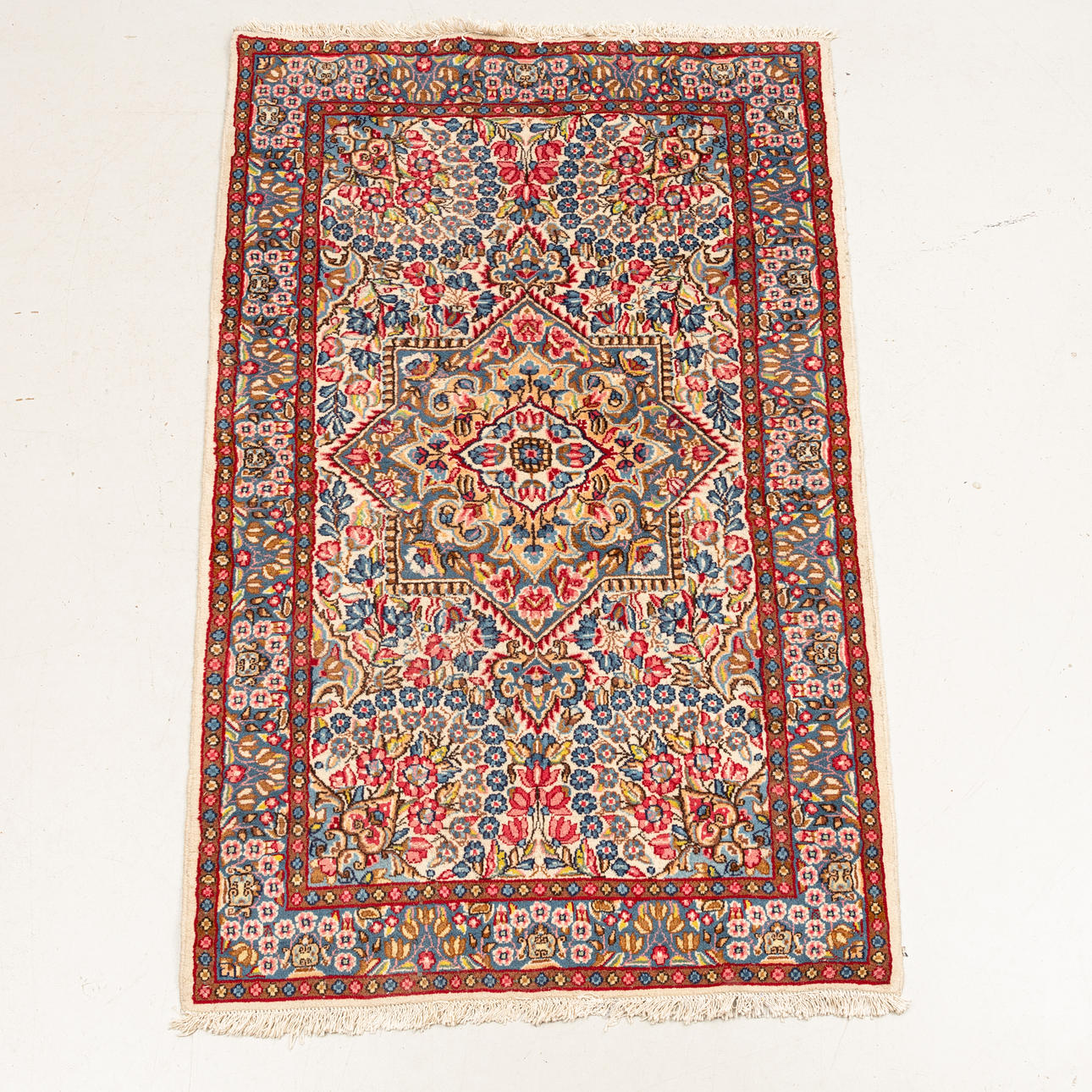 UNA ALFOMBRA, Kirman, ca 197x121 cm.