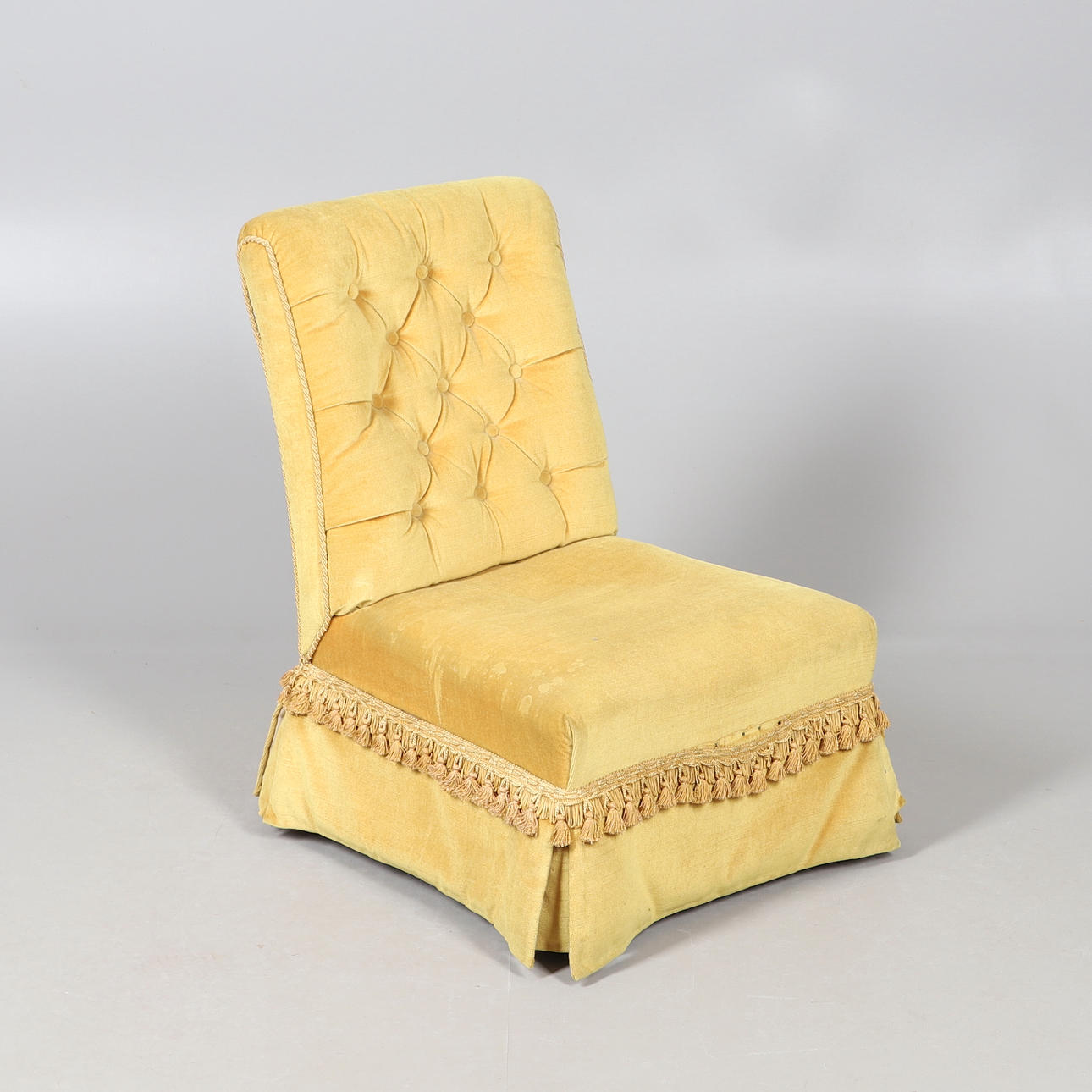 A VICTORIAN BUTTON BACK NURSING CHAIR.