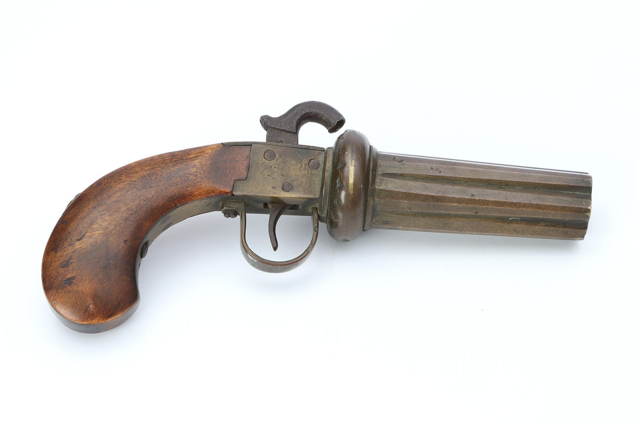 IMPACT LOCK GUN. Bronze/brass. With six rotating pipes. The first half ...