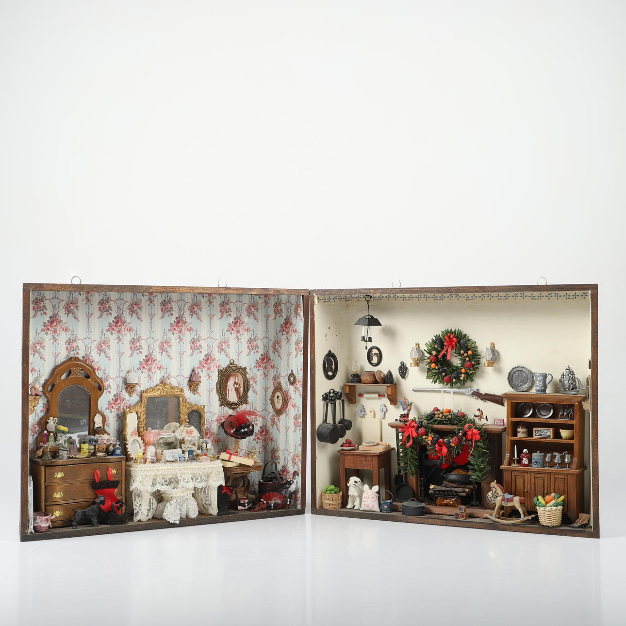 TITTSKÅP, 2 stycken, vägghängda, 1900-tal.