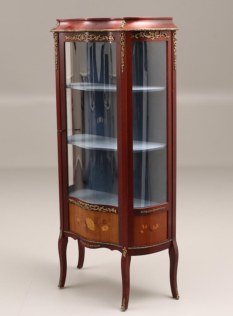 VITRINSKÅP, rokokostil, 1900-tal.