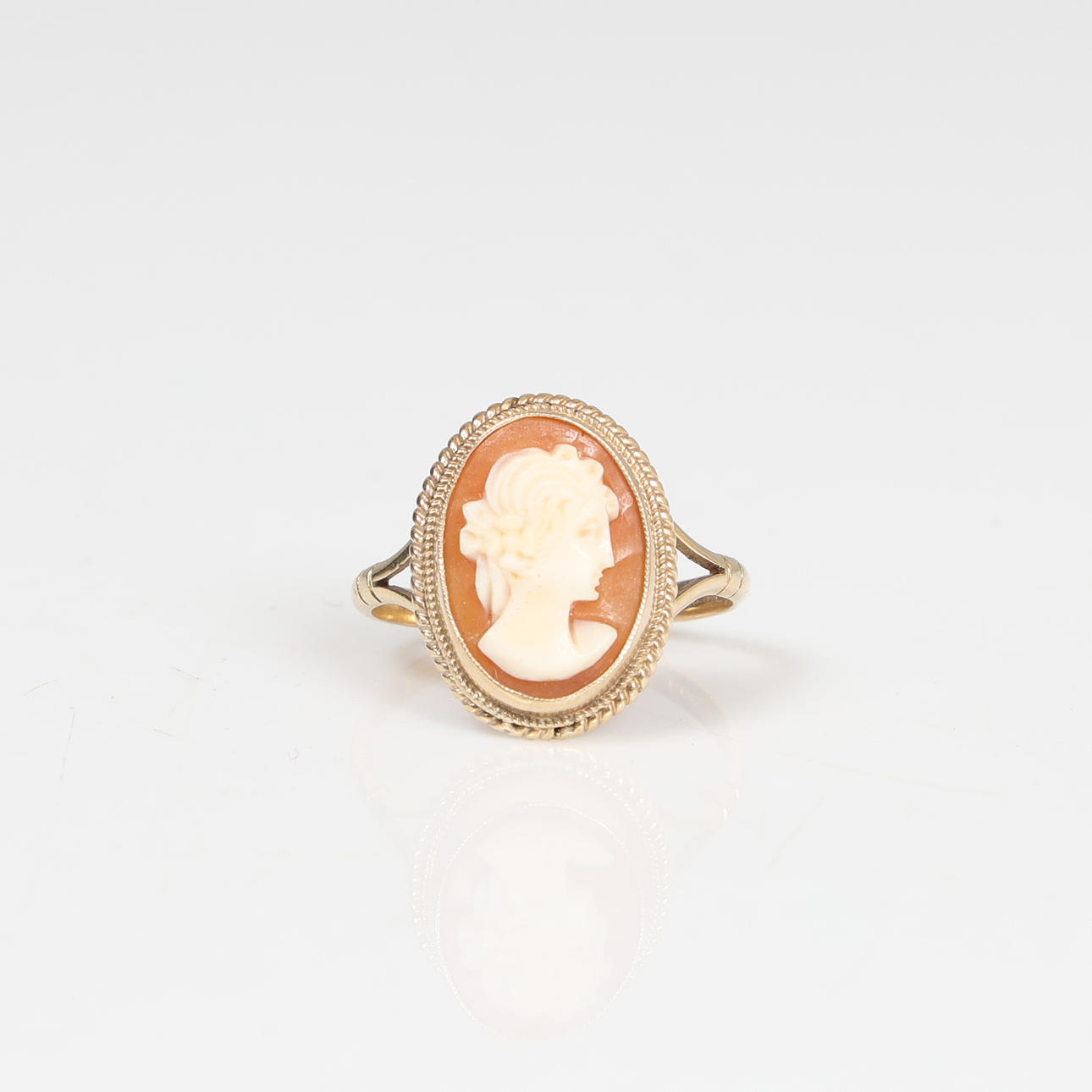 UN ANILLO CAMAFEO DE ORO DE 9 QUILATES.