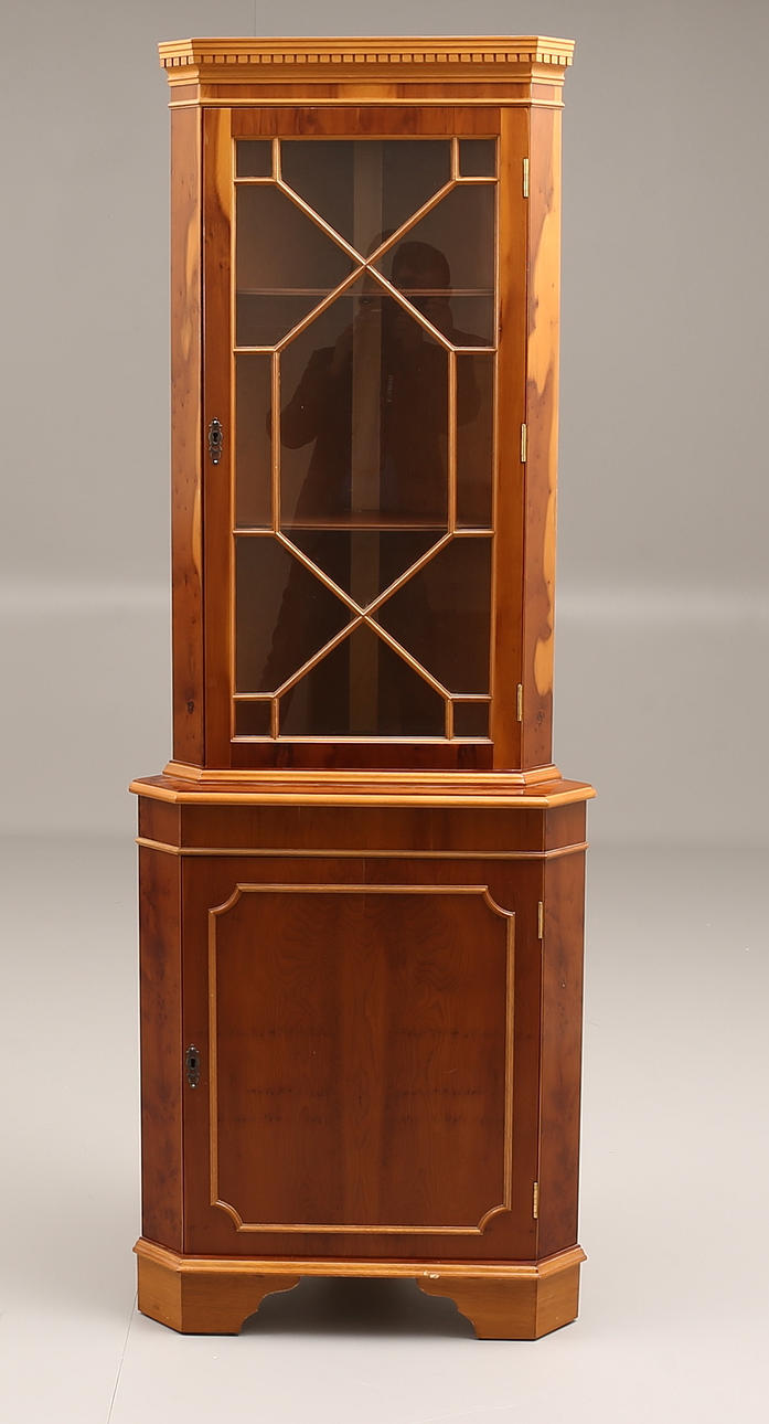 HÖRNSKÅP, idegran, 1900-tal.