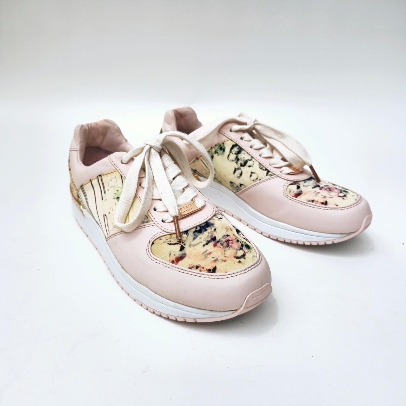 TED BAKER SNEAKERS IN PINK.