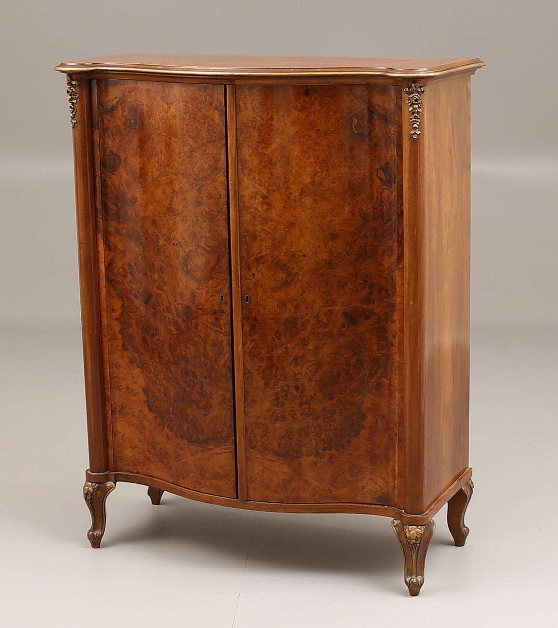 SKÅP, 1800-tal, svängd front. Valnötsrot.