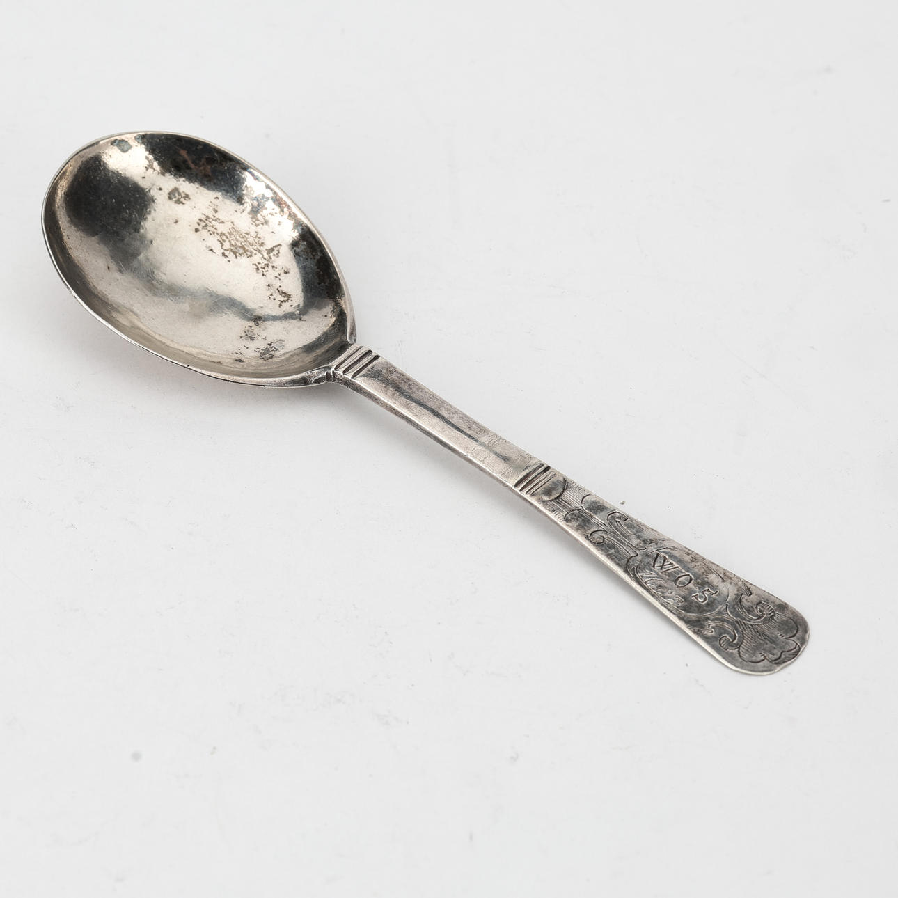 EIN SILBERNER BRÄNNVINSSPOON, wahrscheinlich Norwegen, datiert 1603.