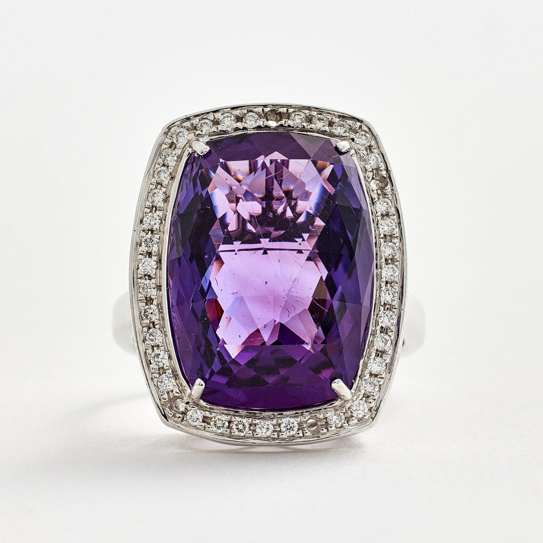 RING, 14k white gold, 1 rectangular rose cut amethyst, bordered by 40 brilliant cut diamonds, approx 0,40 ct.