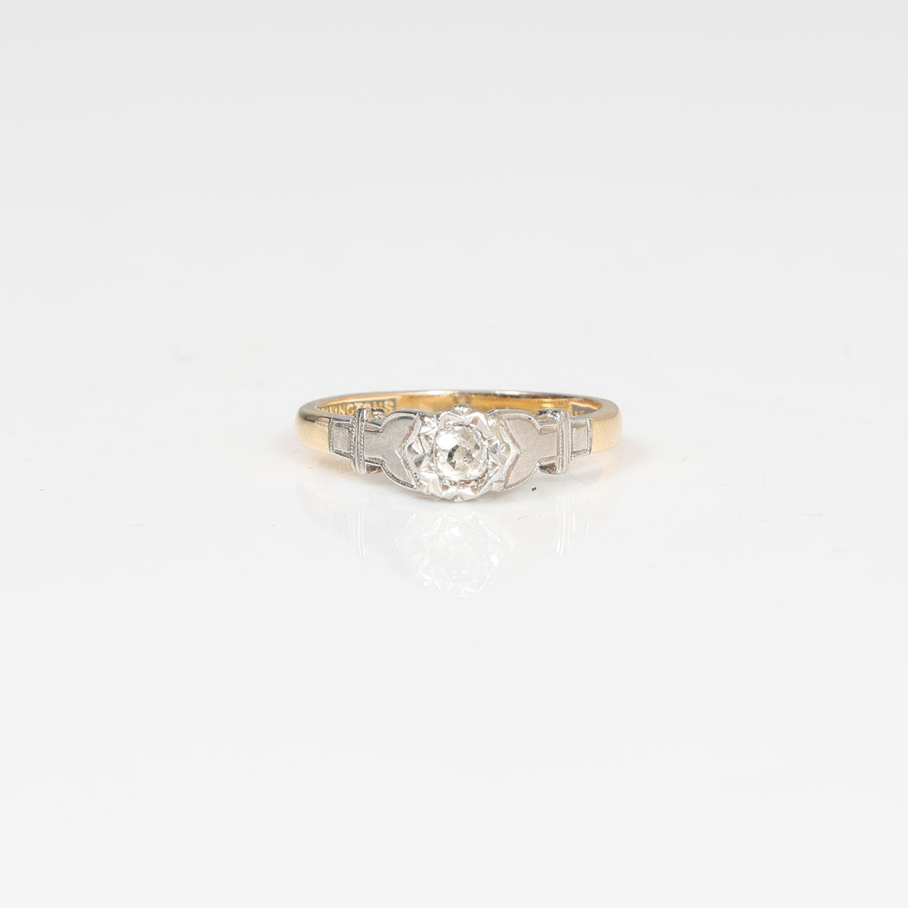 EN 18 KARAT GULD ENKELT DIAMANT SÆT RING.