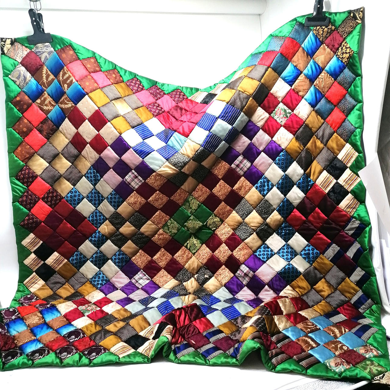 ANTIK SIDENQUILTAD LAPPTÄCKE.