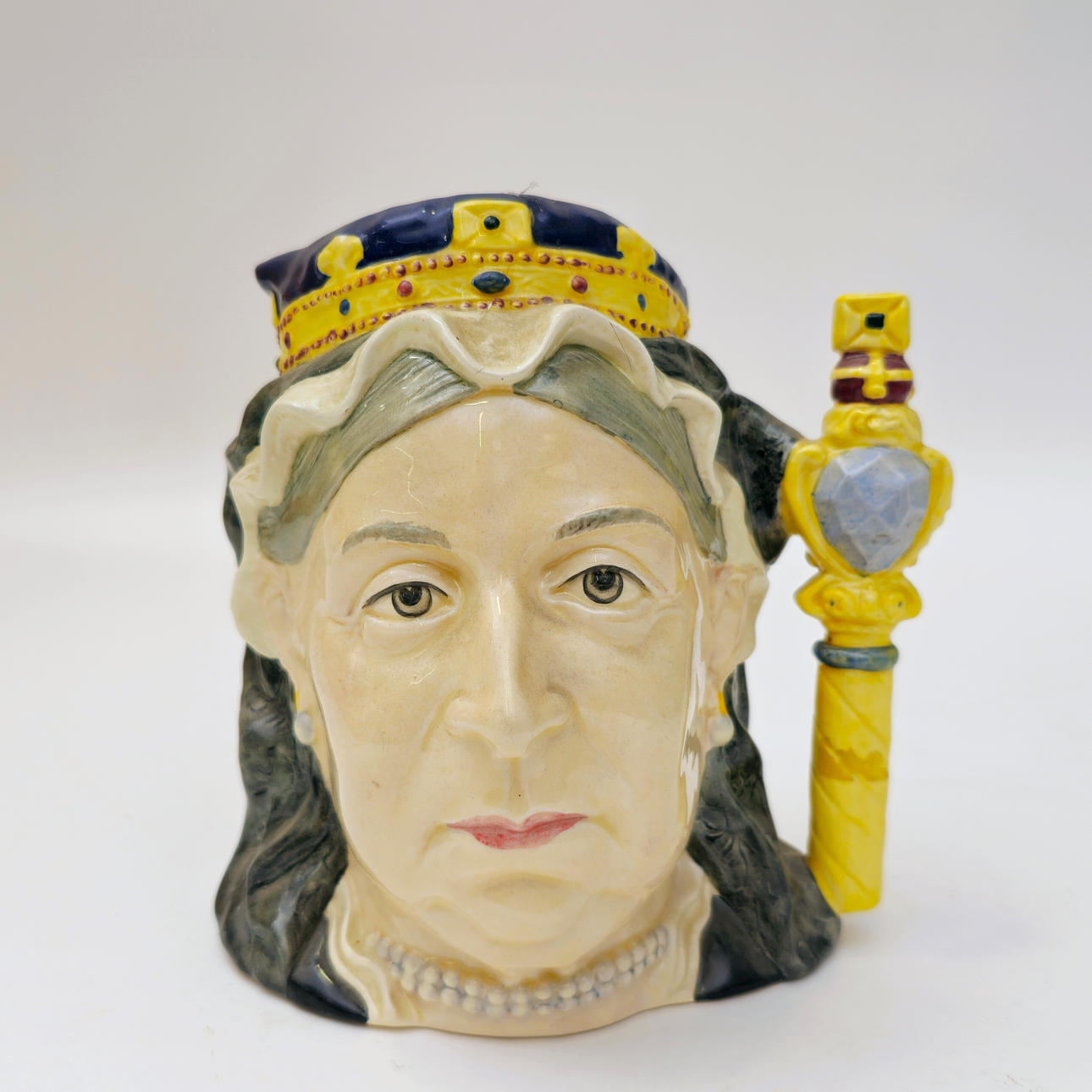 QUEEN VICTORIA. CHARACTER JUG. POLYCHROME CERAMIC. C. 1950S.