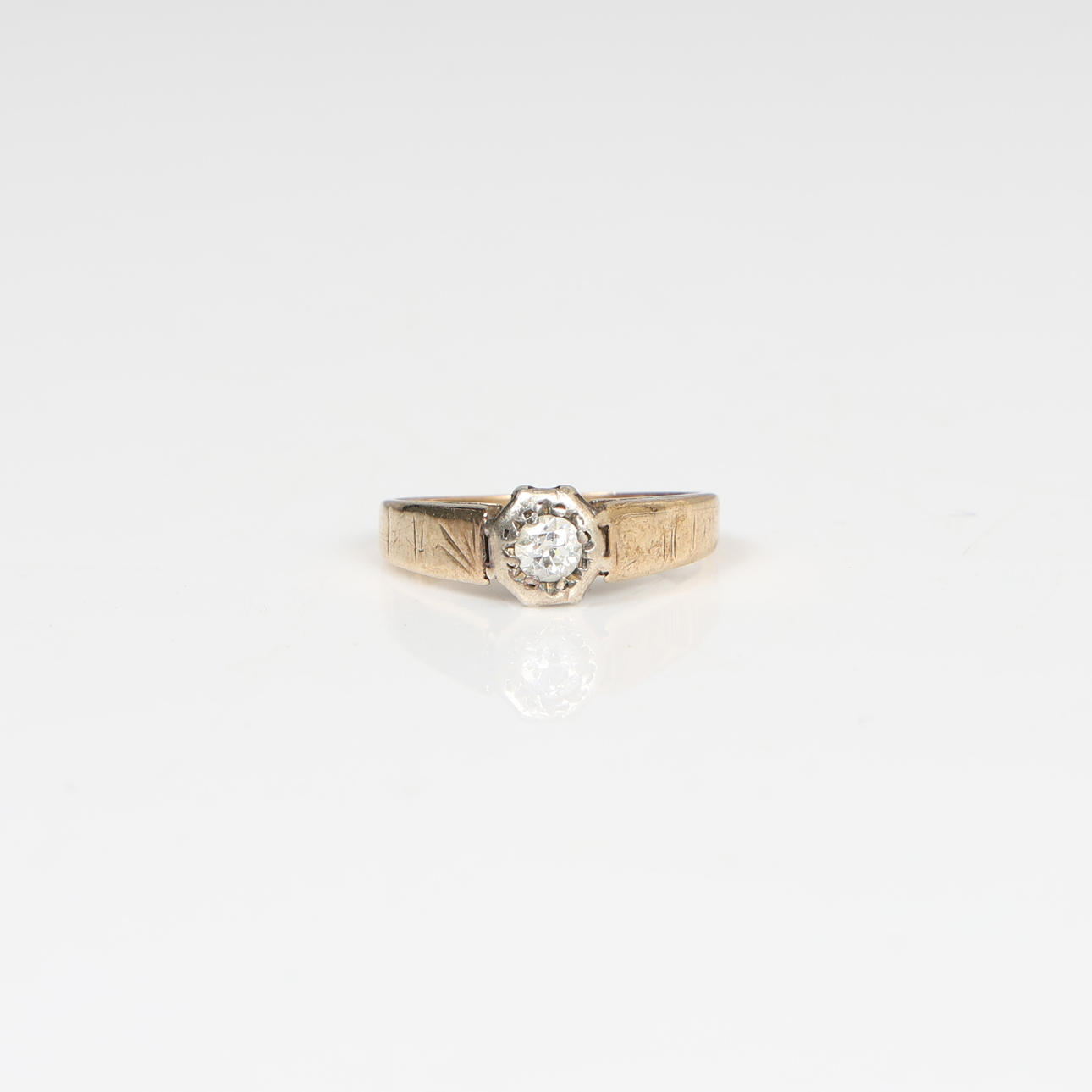 EN 9 KARAT GULD ENKELT DIAMANT SÆT RING.