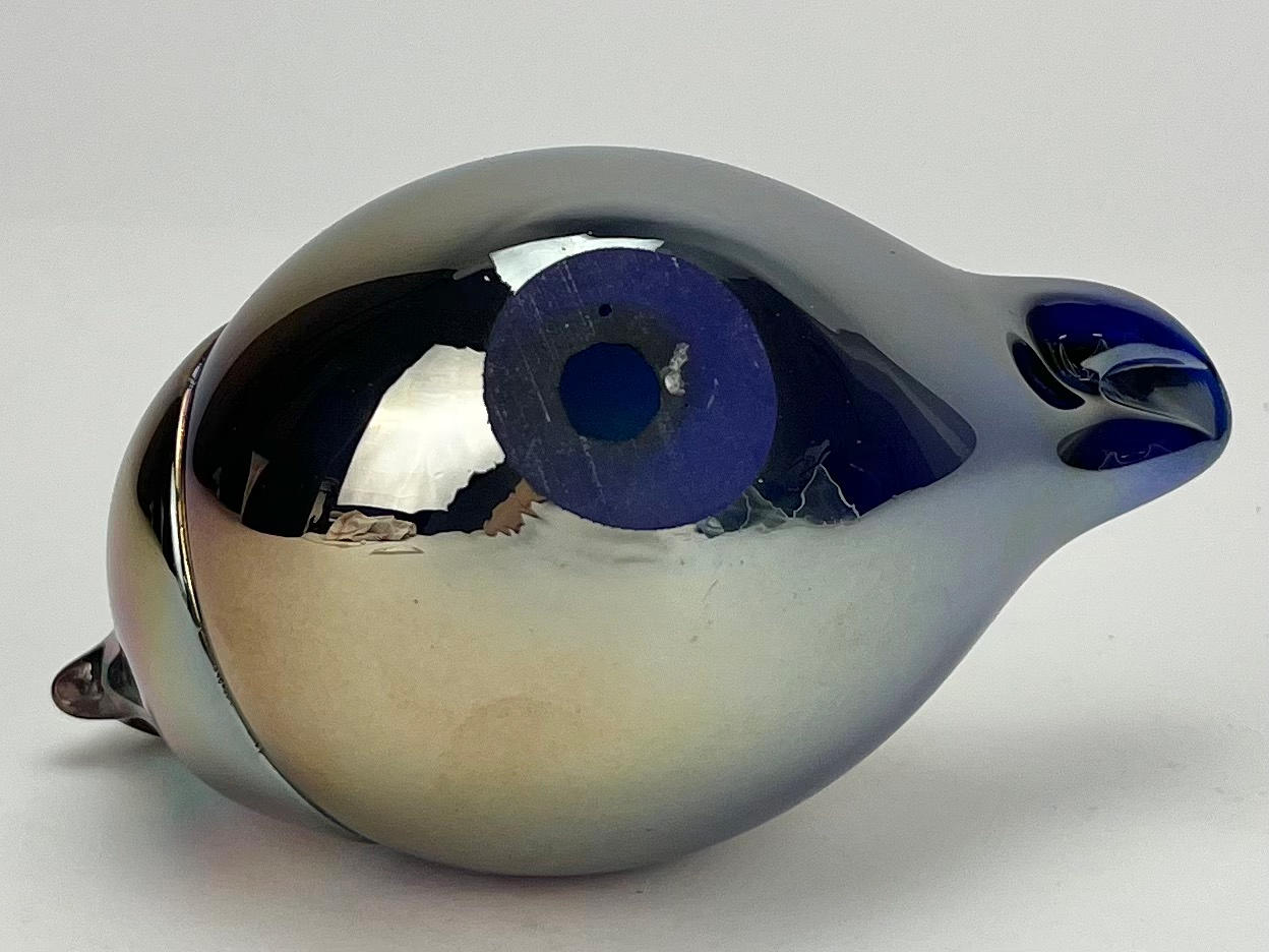 A glass sculpture of a bird, Espoon Taidelasi Oy, Finland. Glass 