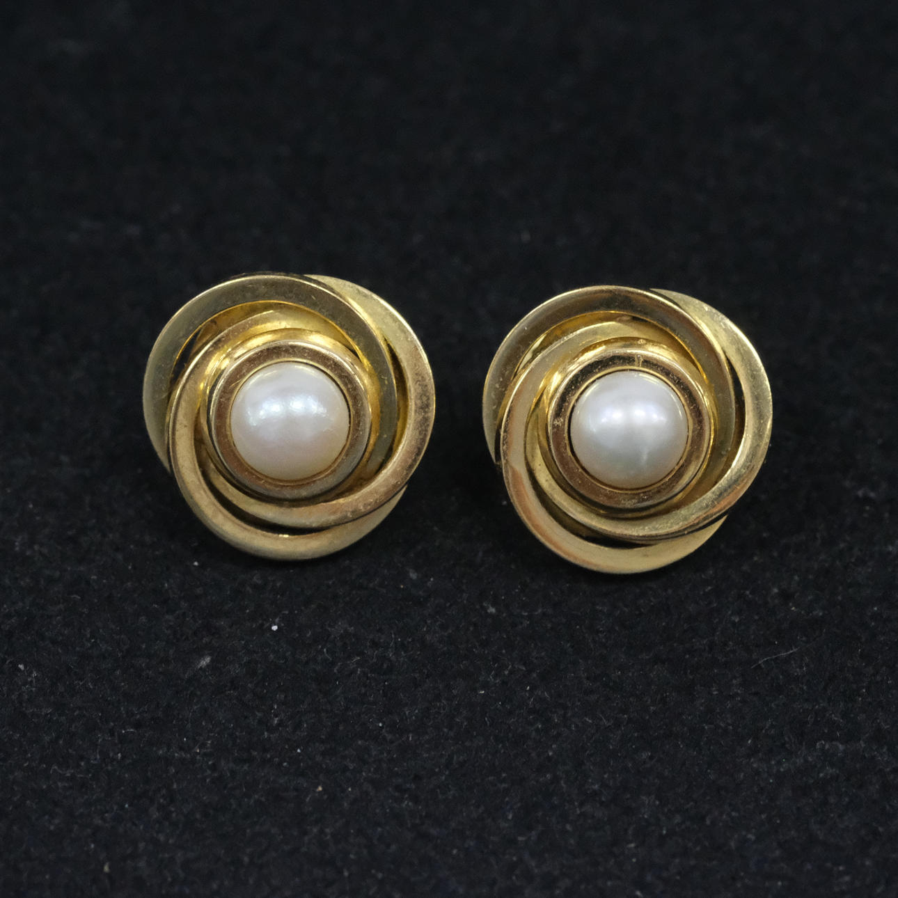 PENDIENTES, UN PAR, CON PERLAS, ORO DE 18 QUILATES.