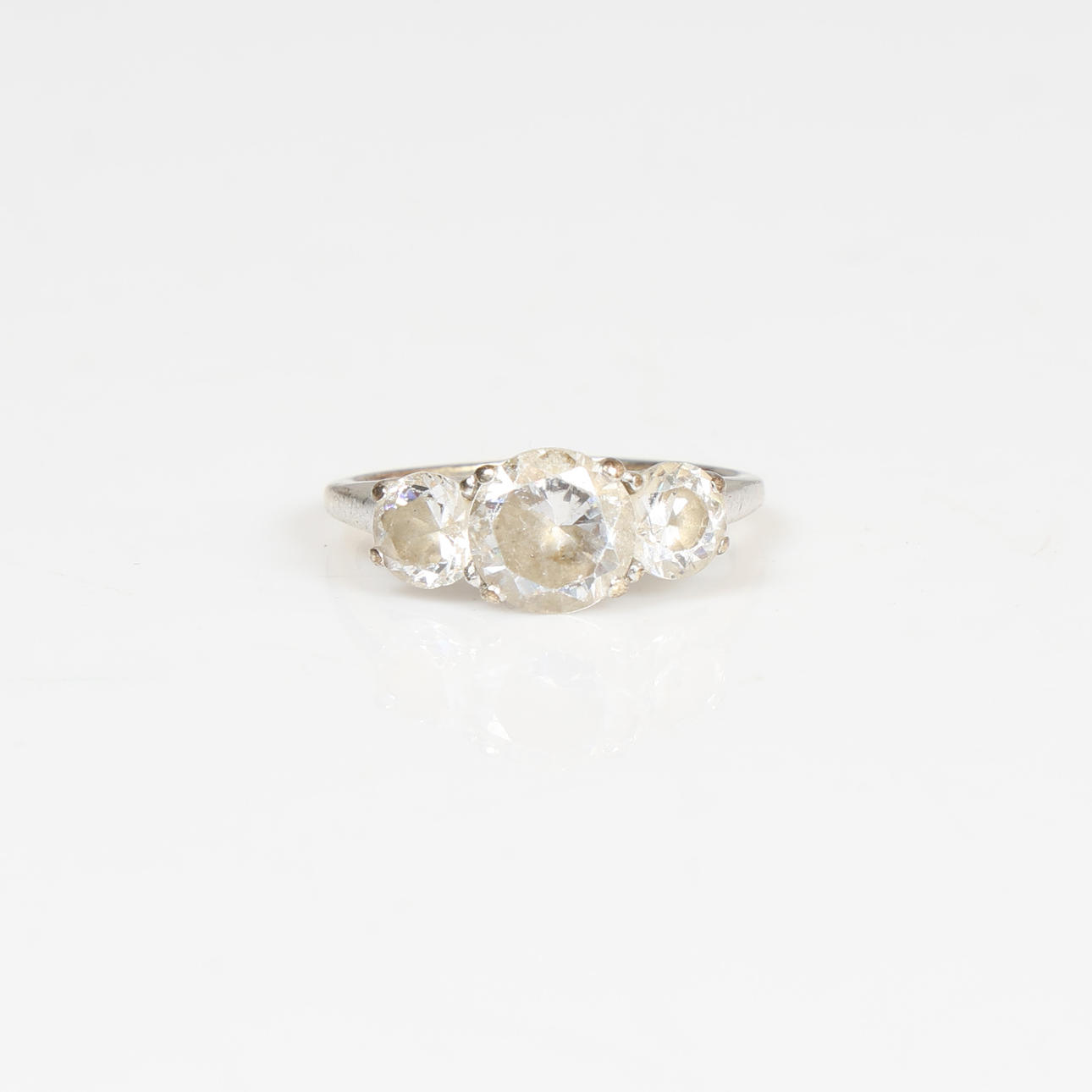 A 9 CARAT WHITE GOLD AND WHITE STONE SET RING.