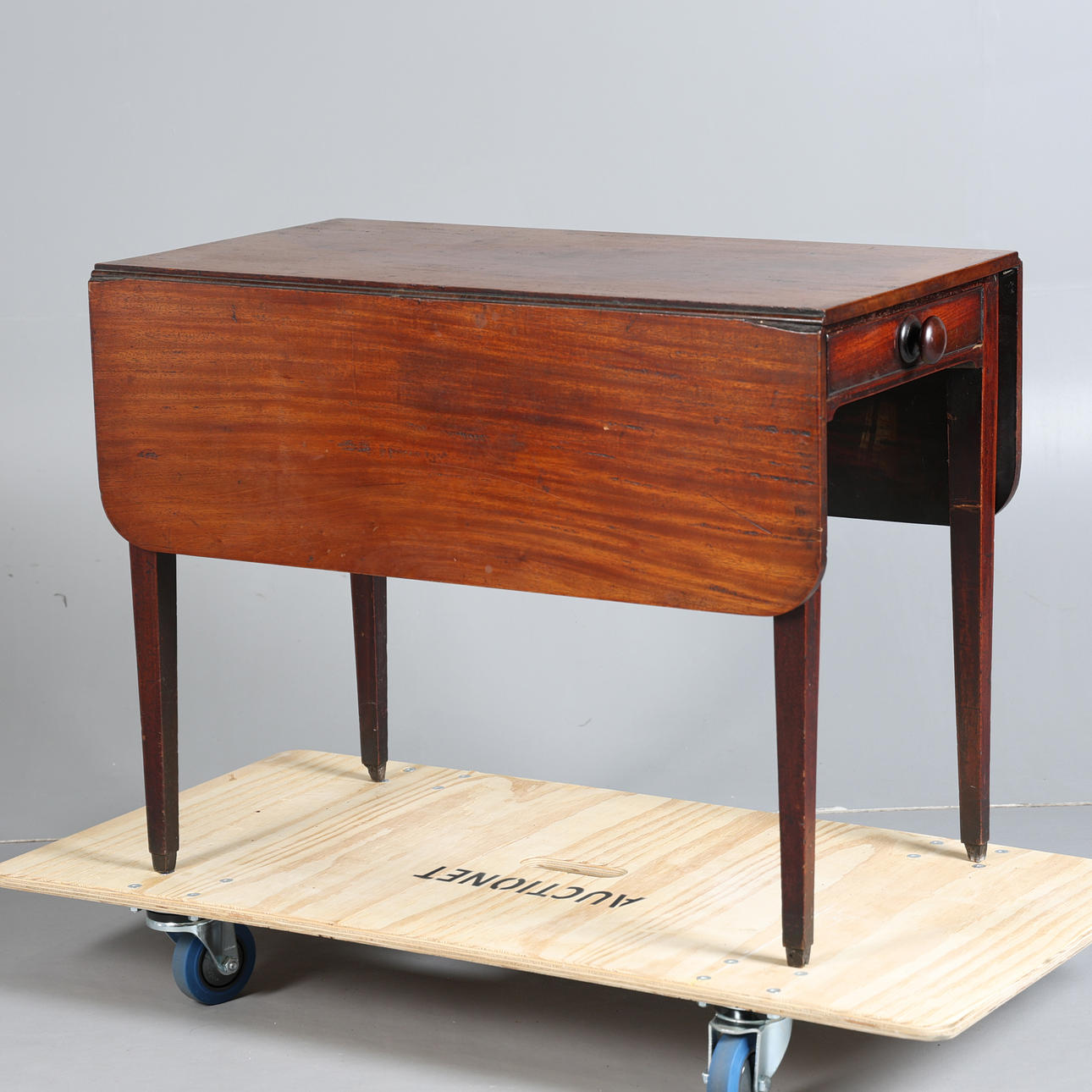 A 19TH CENTURY MAHOGANY PEMBROKE TABLE.