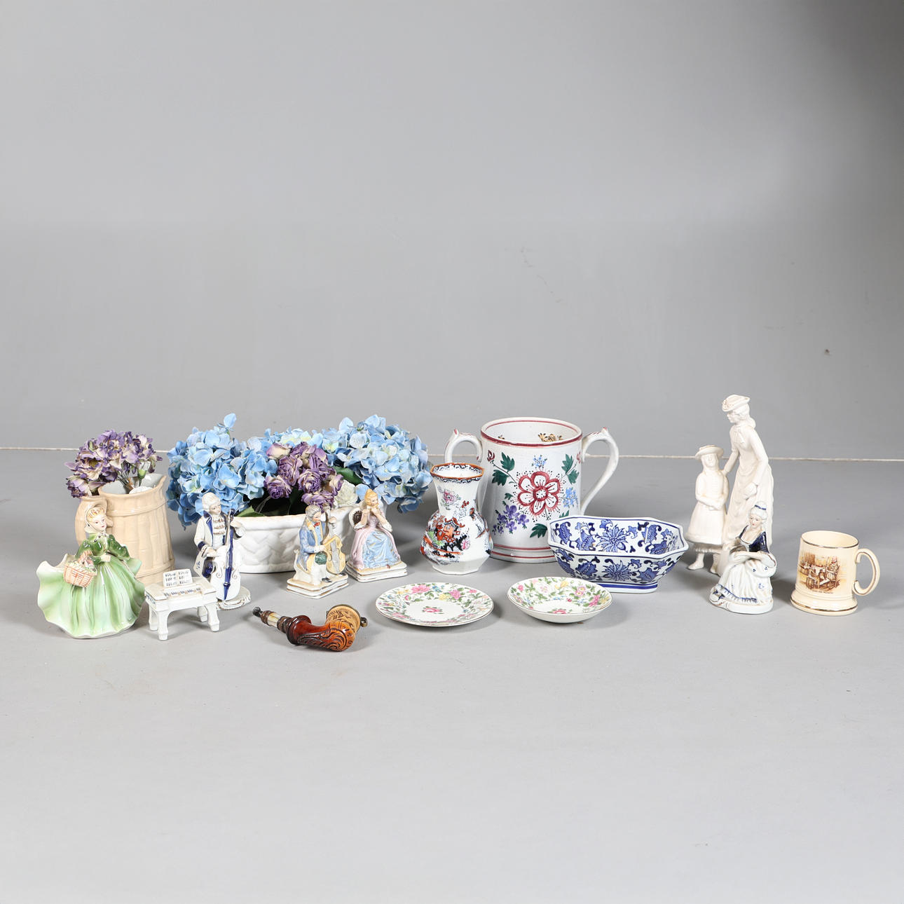 UNA COLECCIÓN DE VARIAS CERÁMICAS (CANTIDAD).