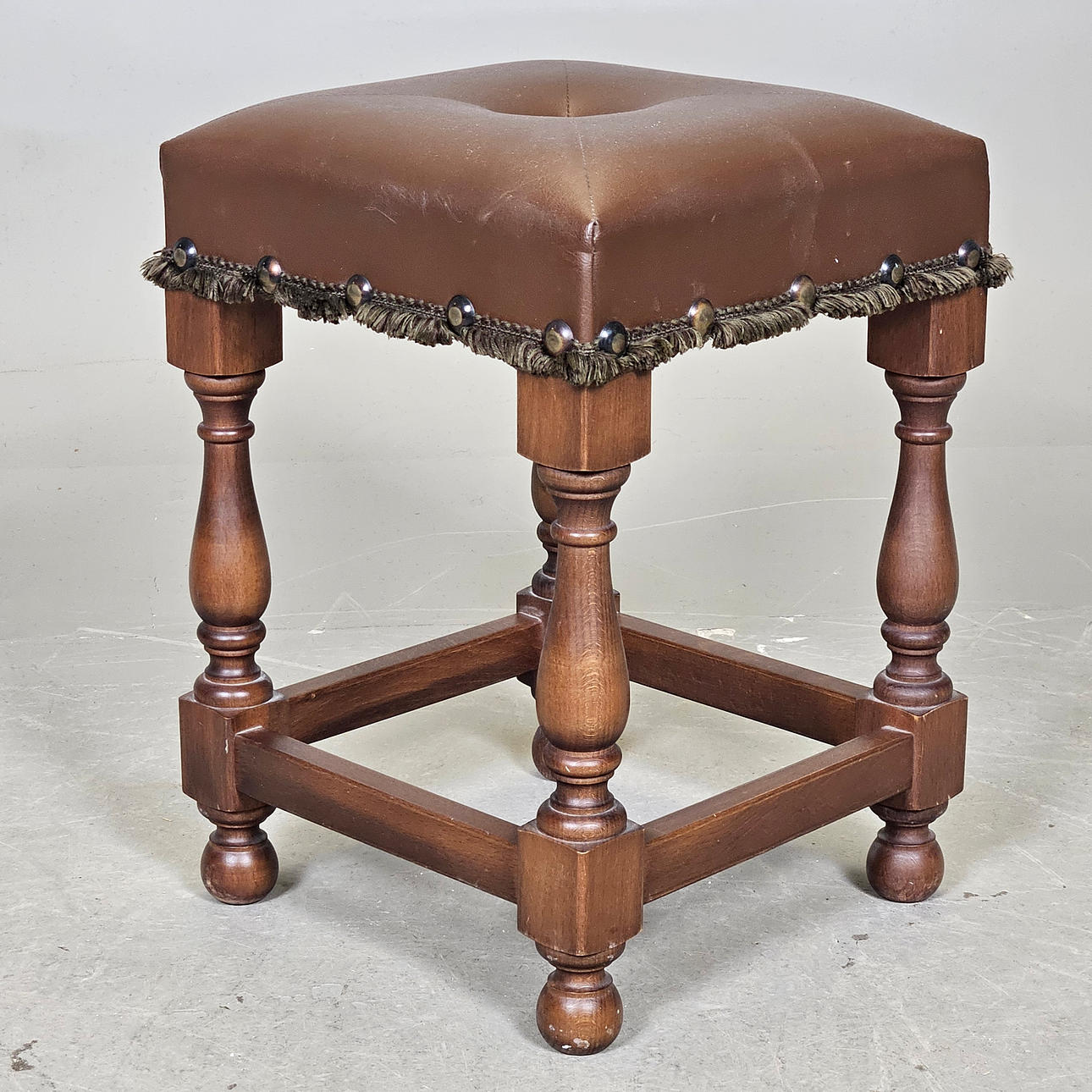 Taburete estilo Tudor, del siglo XX.