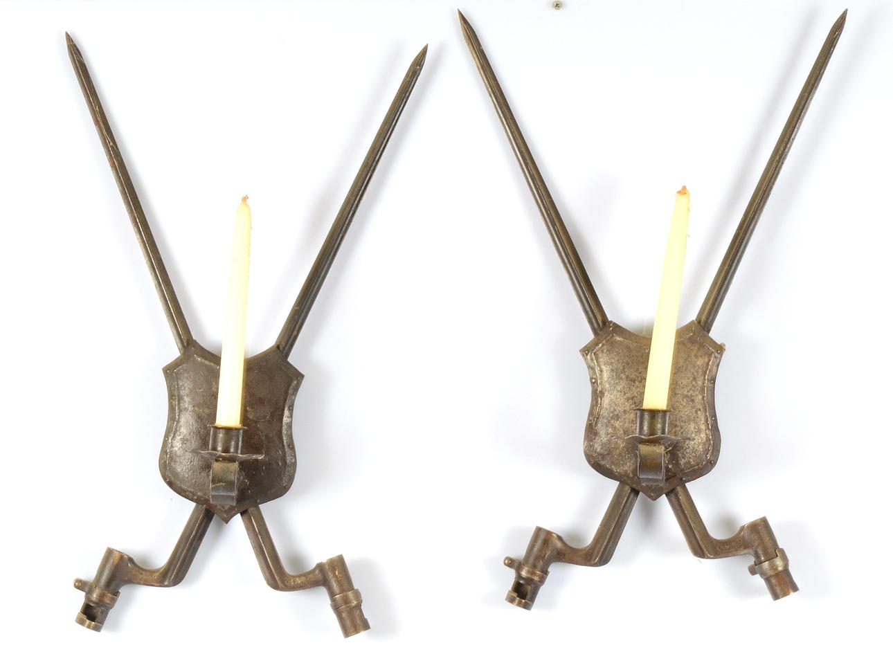 VÄGGLAMPETTER, 1 par, i form av bajonetter.