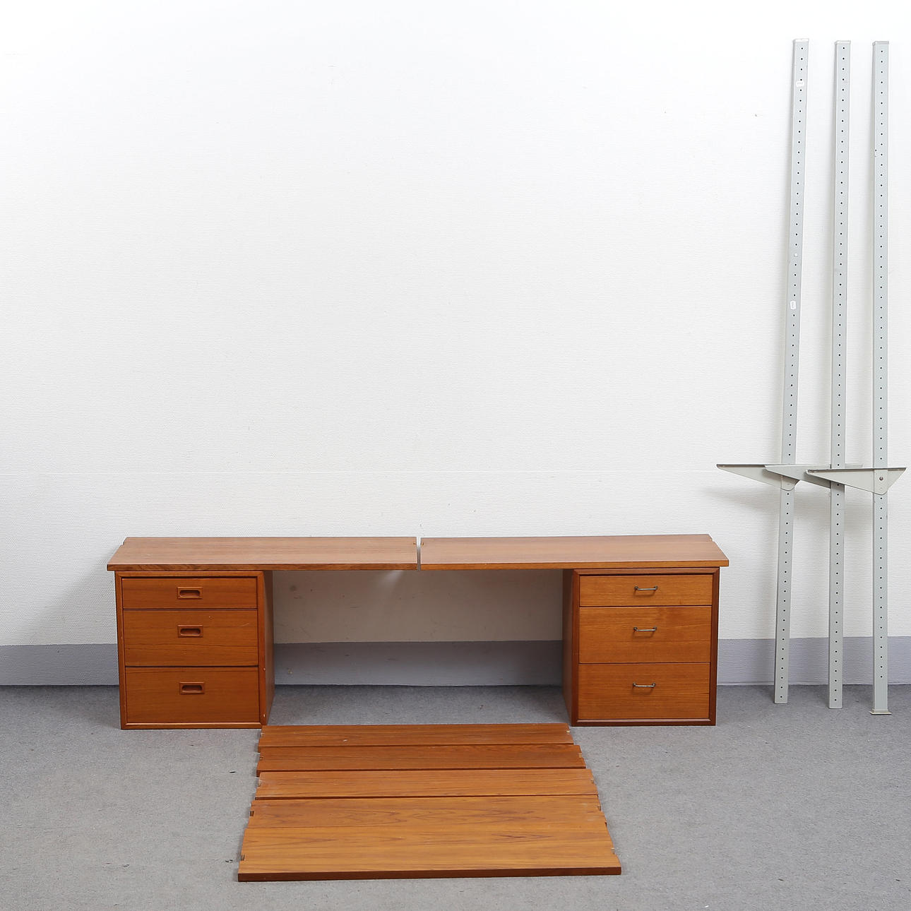 OLLE PIRA, REGALSYSTEM AUS TEAKHOLZ/BÜCHERSCHRANK „PIRA“, KOMMODE MIT SCHREIBTISCHPLATTE, 5 ABLAGEN, 3 WANDSTÄNDER, KUPPLUNGSTEILE, 1960ER.