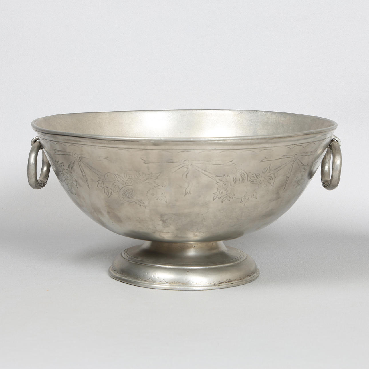 A LARGE 19TH CENTURY PEWTER PUNCH BOWL.