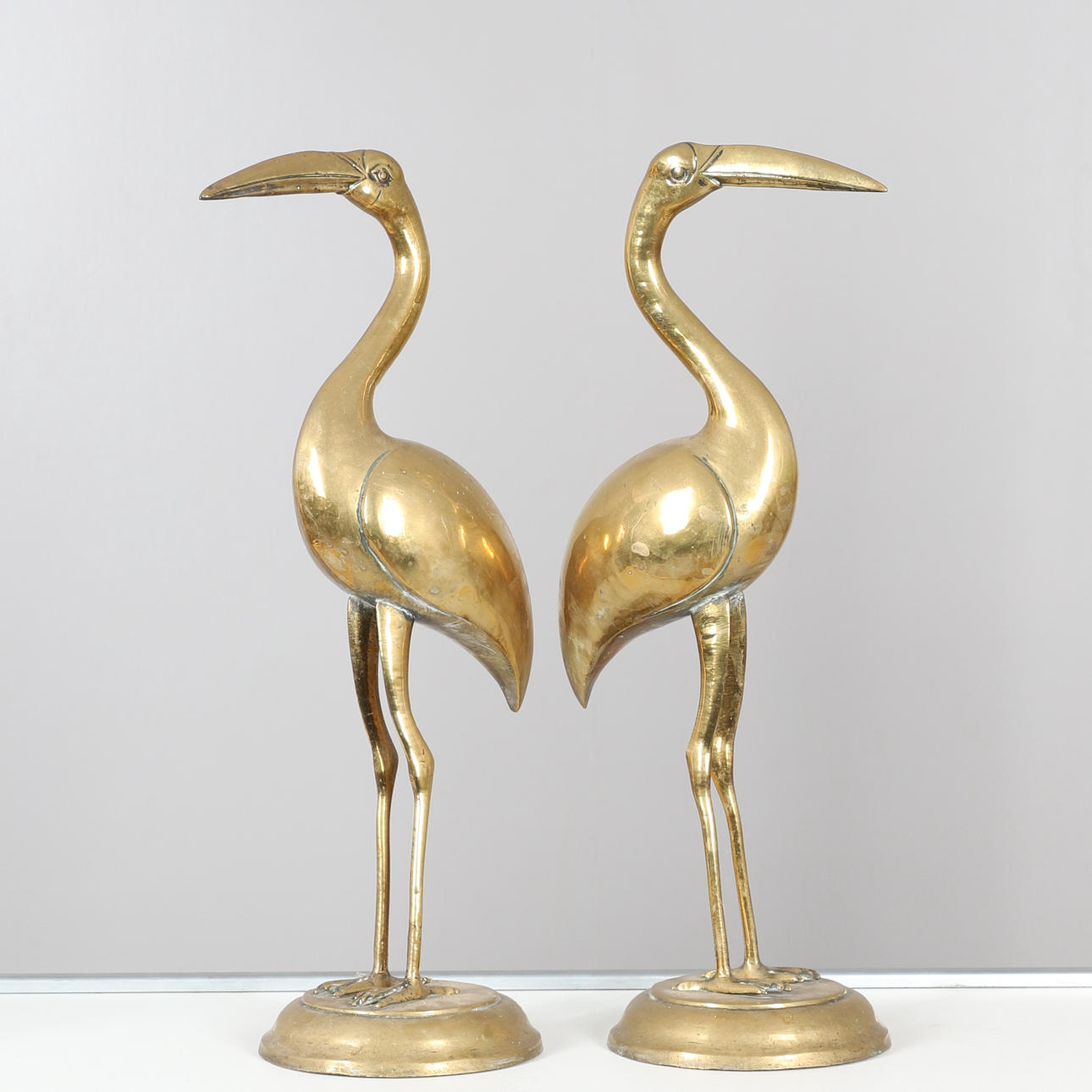 EIN PAAR KRANICH-ORNAMENTE AUS MESSING.