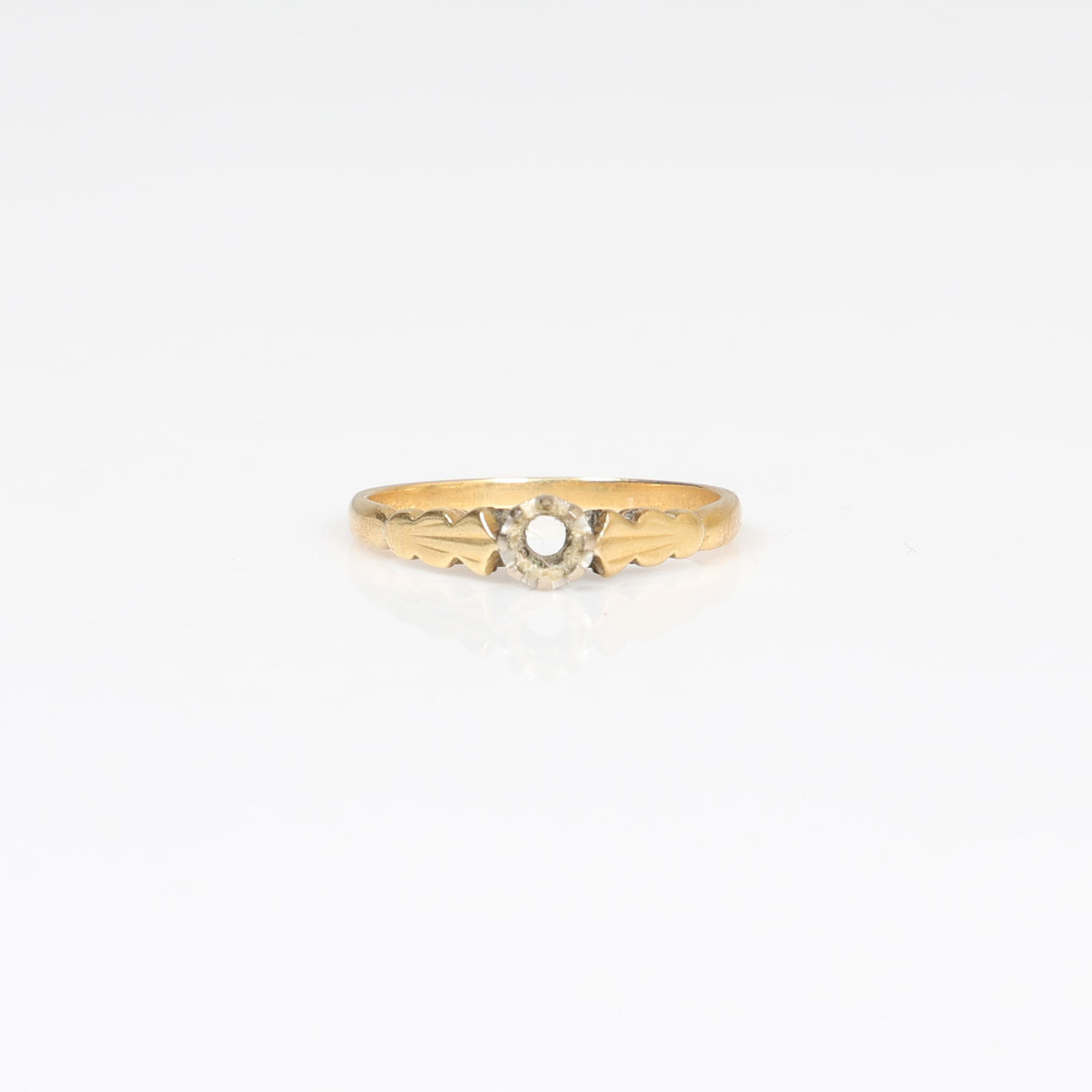 AN 18 CARAT GOLD RING FRAME.