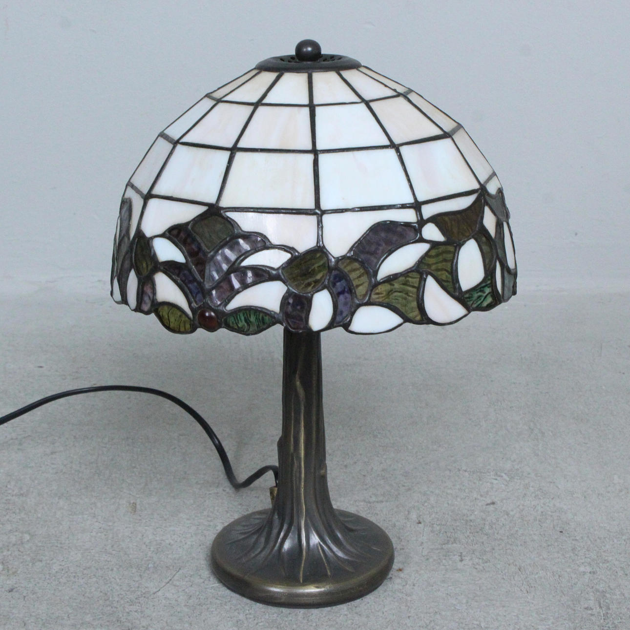 Tiffany style table lamp.