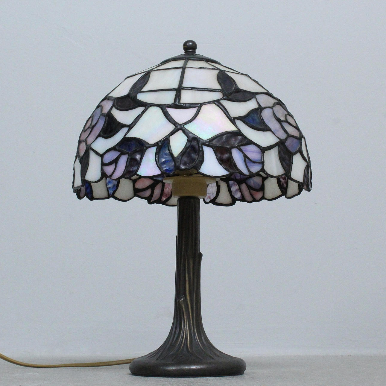 Tiffany style table lamp.
