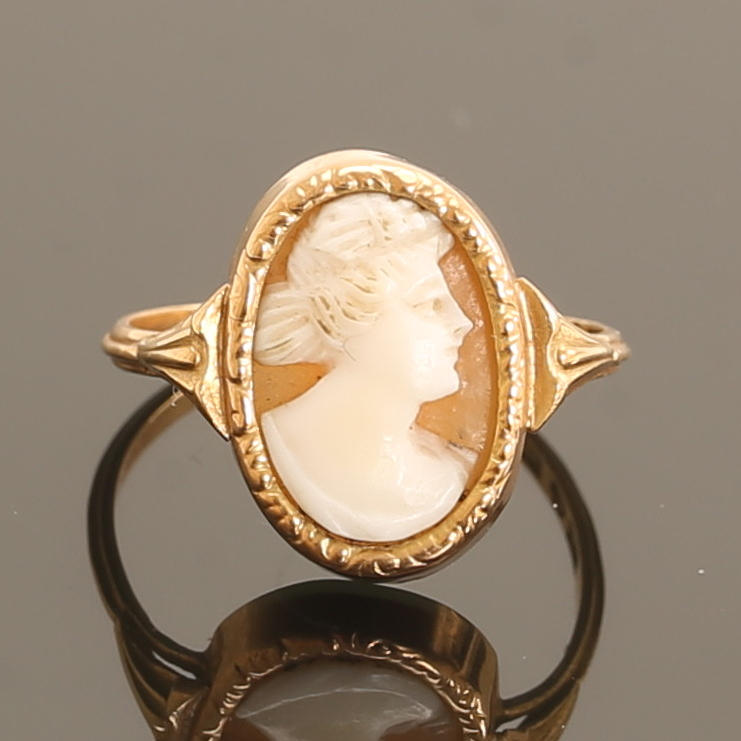 RING med kamé, 18 k guld.