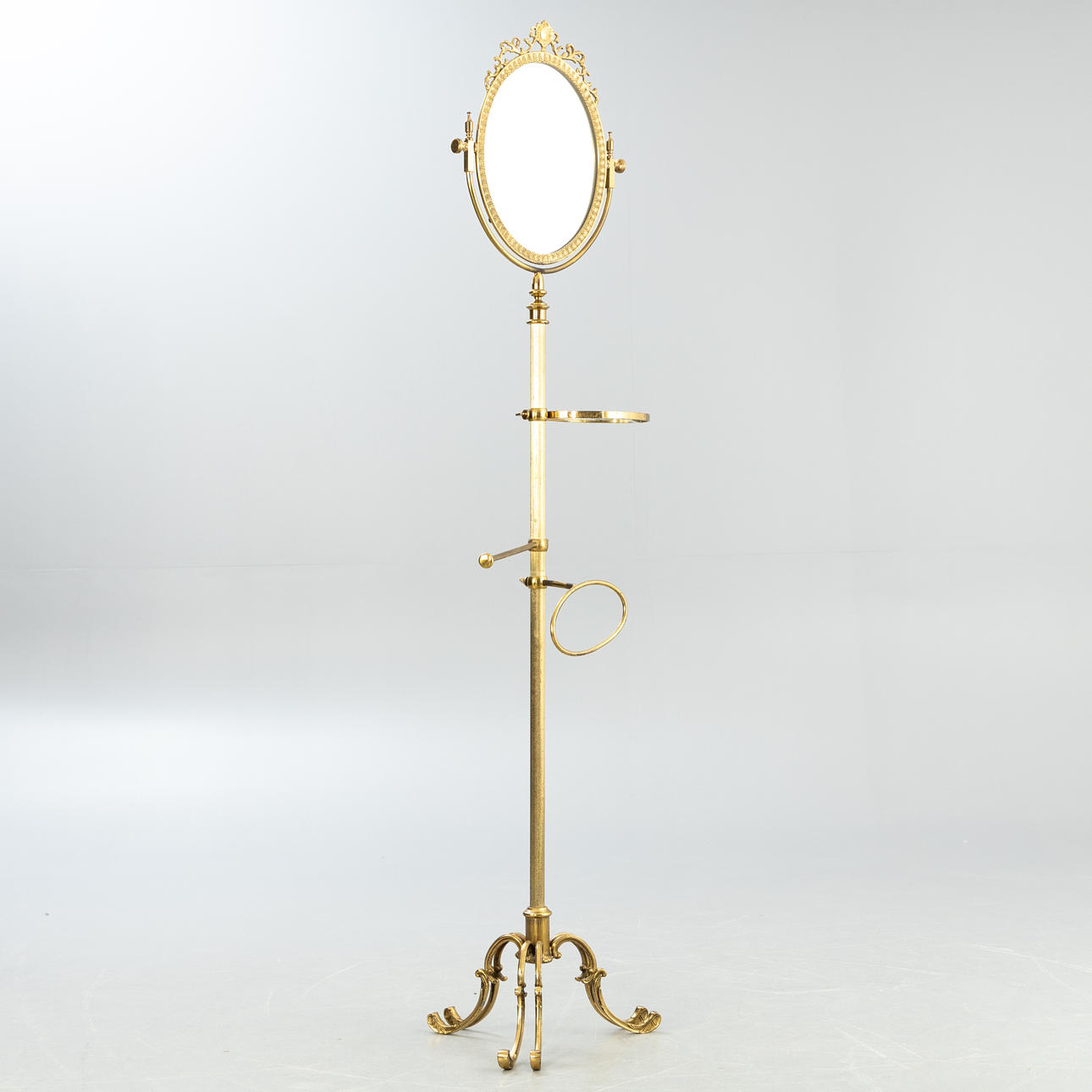 Stående spegel i mässing, mitten av 20-talet. Jh.
