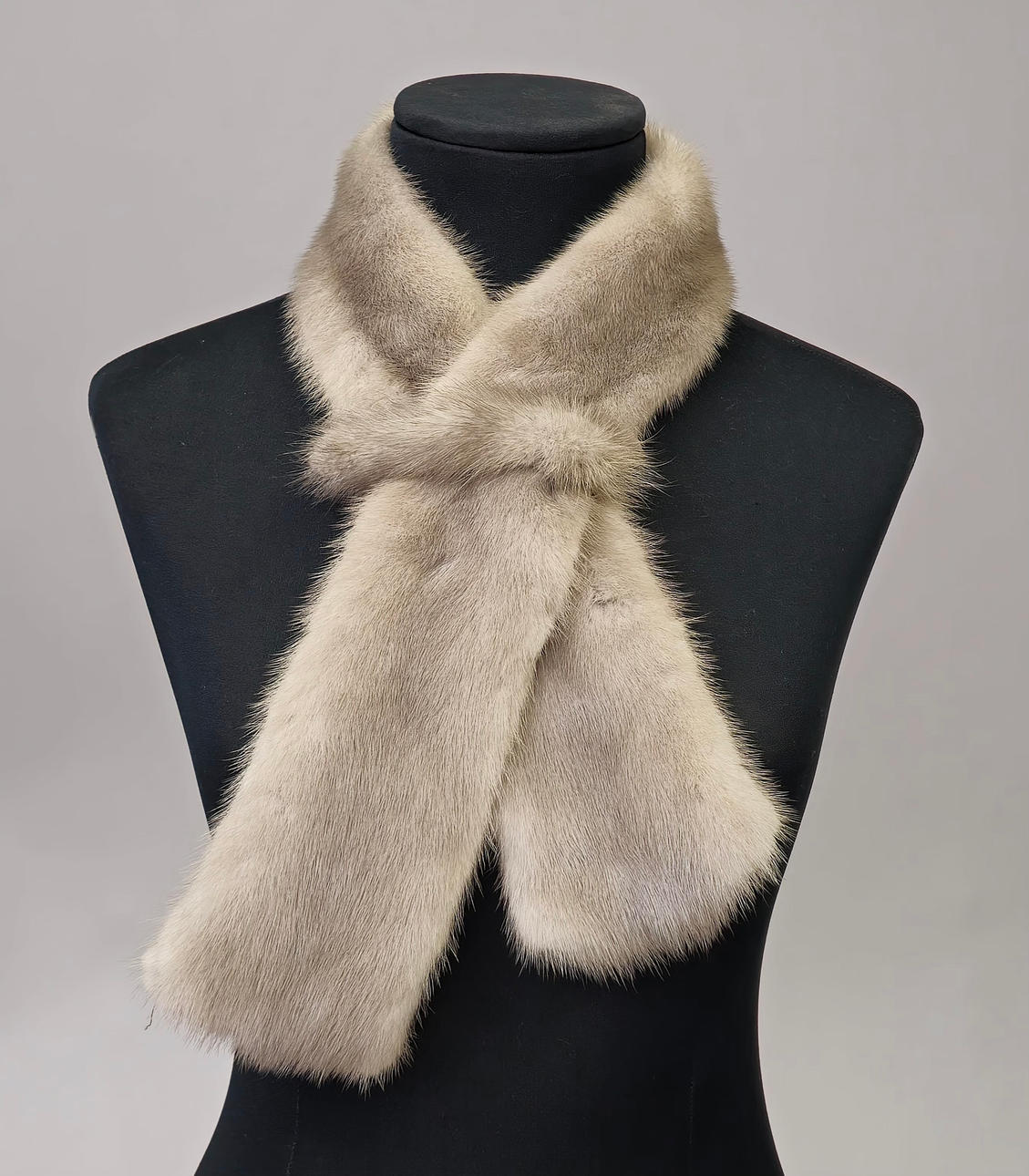 SCHAL MIT FLIEGE NERZ. NATÜRLICHES GRAU.