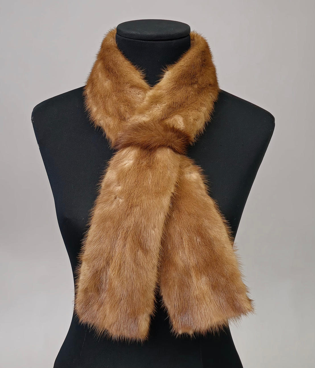 FLUGA HALSDUK. MINK. GODIS.