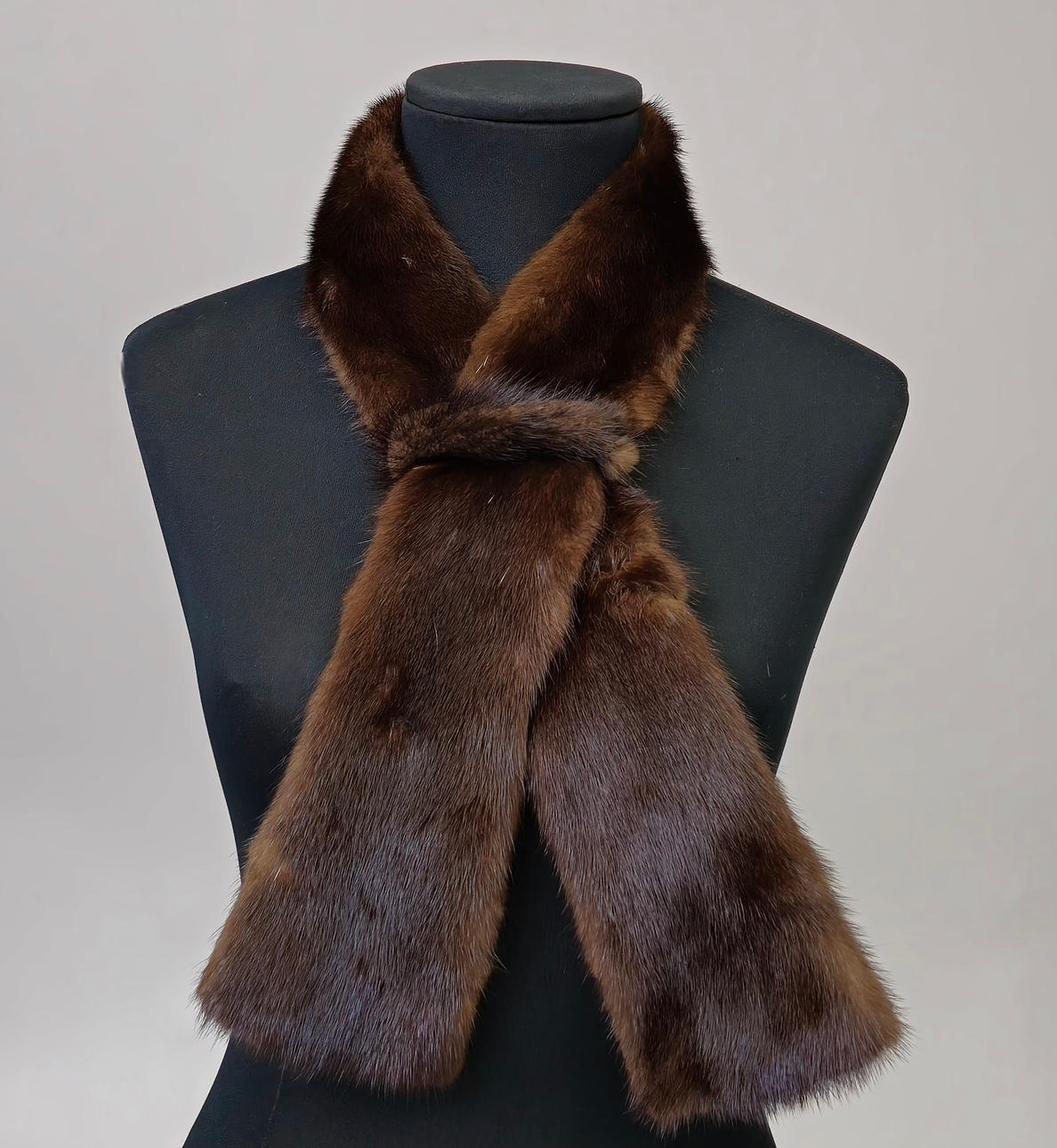 BUFANDA TIPO CORBATÍN. VISÓN. DARK.