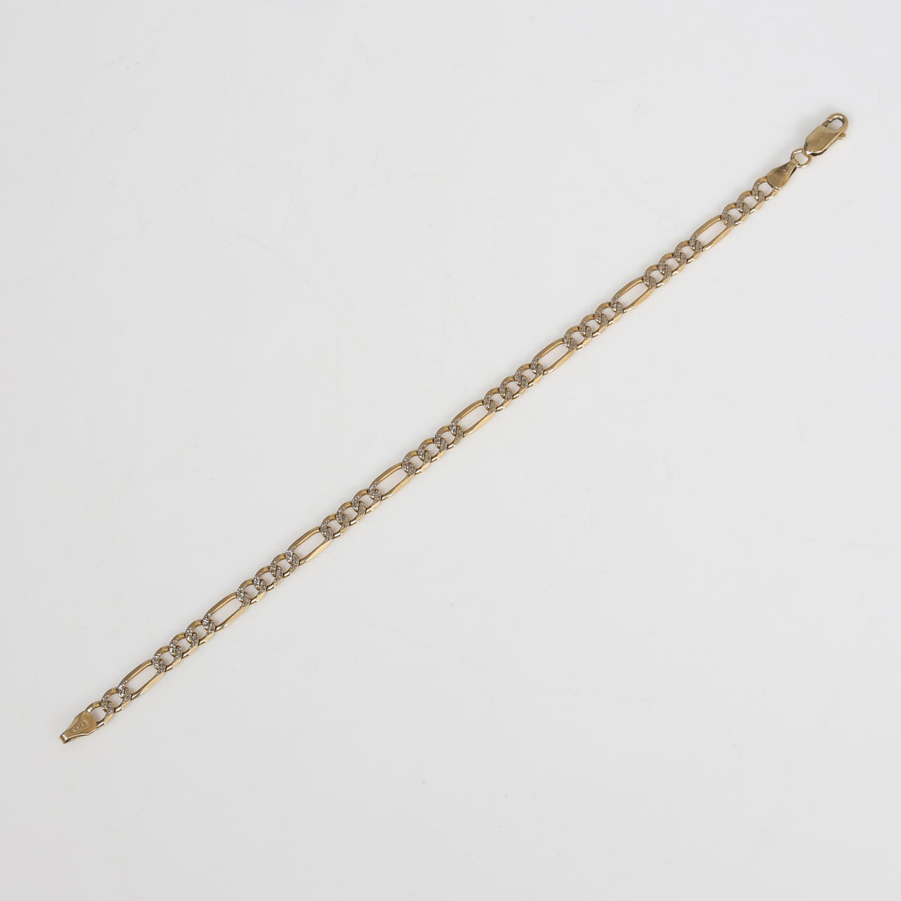 EIN 9-KARÄTIGES GOLDARMBAND.