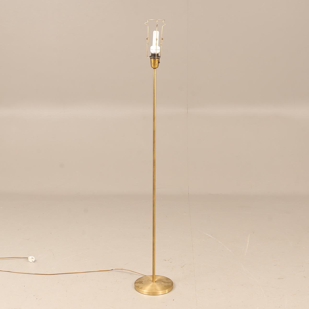 LÁMPARA DE PIE, latón, Einar Bäckström.