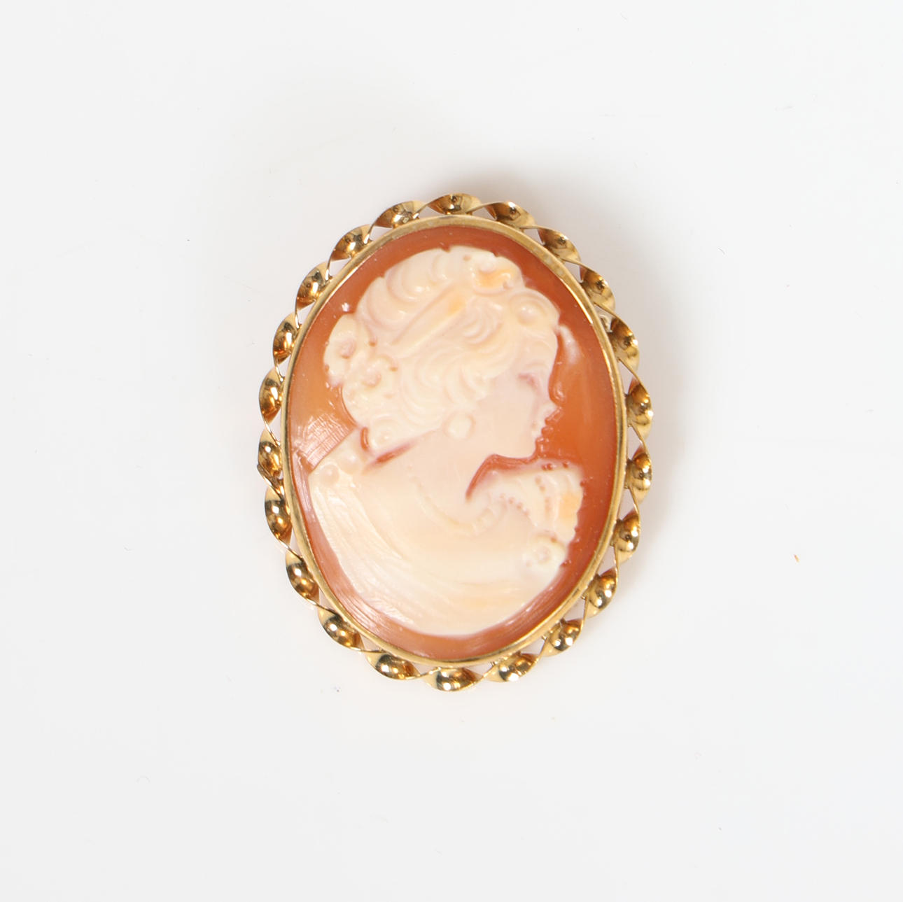 UN BROCHE CAMAFEO DE ORO DE 9 QUILATES.