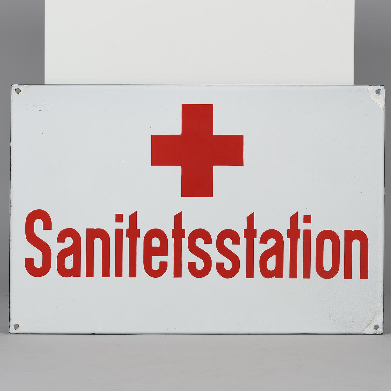 Vintage emaljeskilt " Sanitetsstation". Danmark.