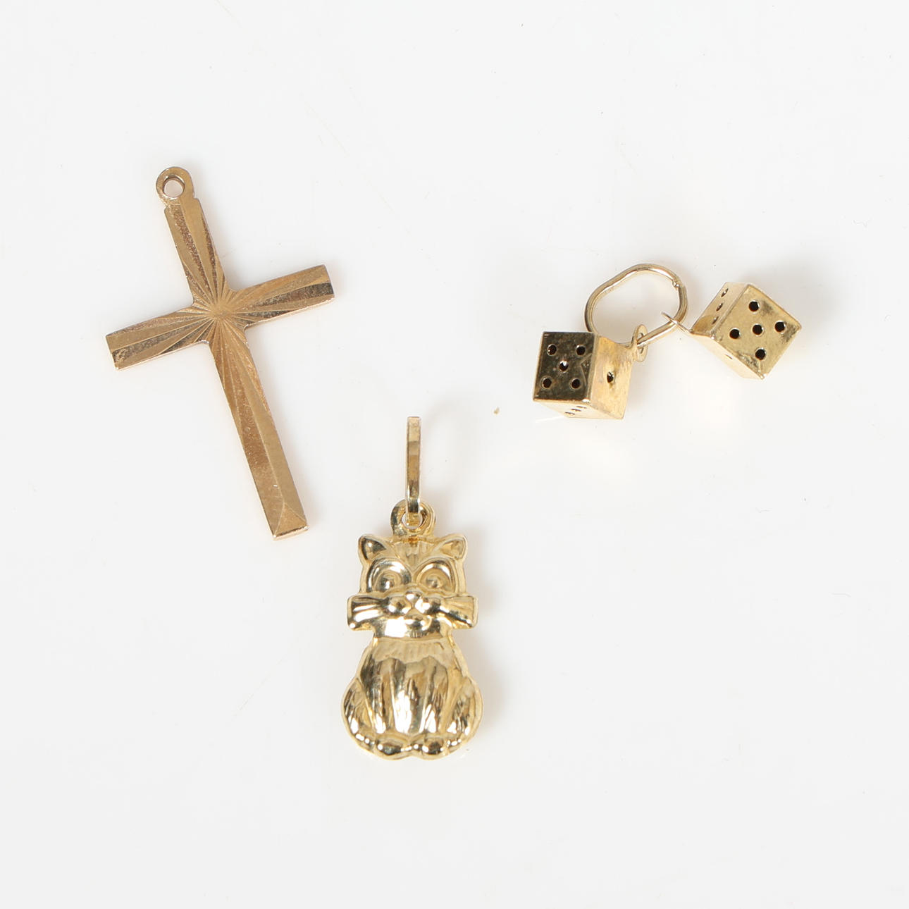 TRE 9 KARAT GULD VEDHÆNG (3).