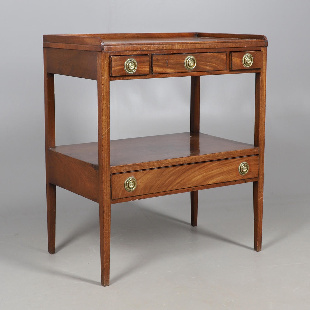 EIN MAHAGONI-BUFFET.