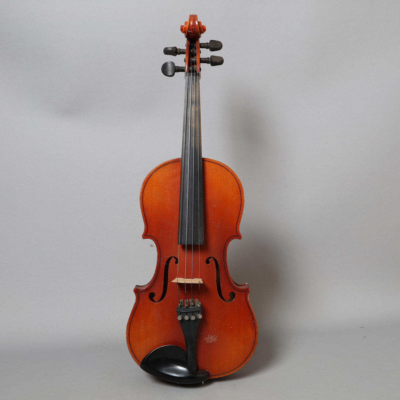A SUZUKI 3/4 VIOLIN.