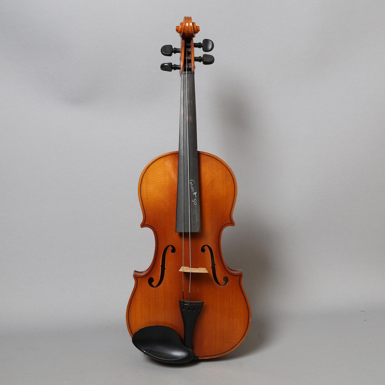 A SUZUKI 3/4 VIOLIN.