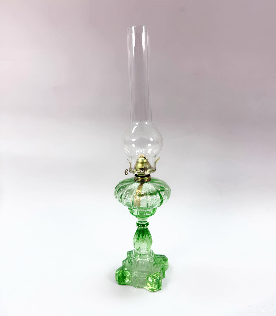 KEROSENLAMPE, grønt glas, 1930/40'er.