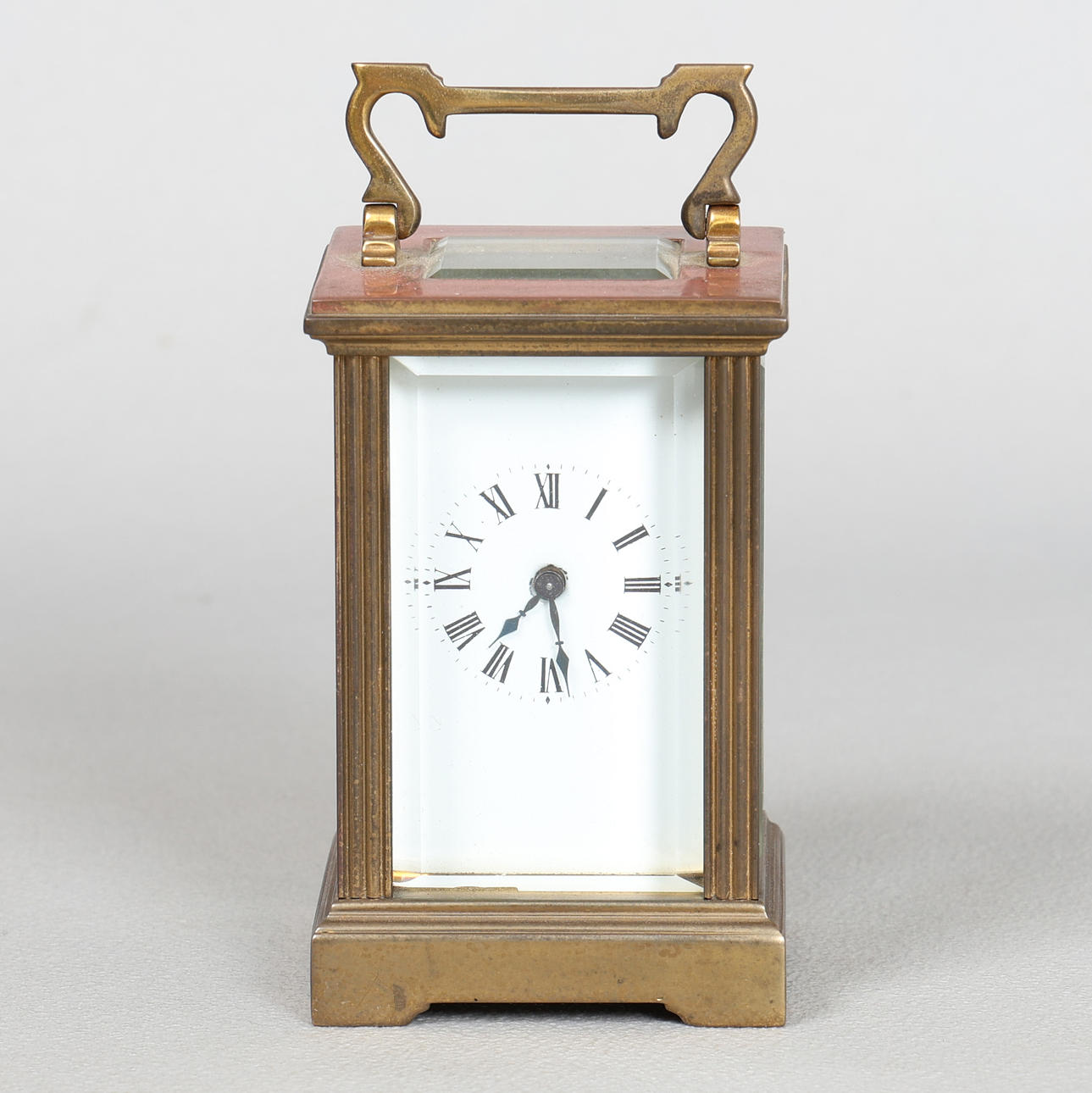 EINE MINIATUR-WAGENUHR MIT MESSINGGEHÄUSE.