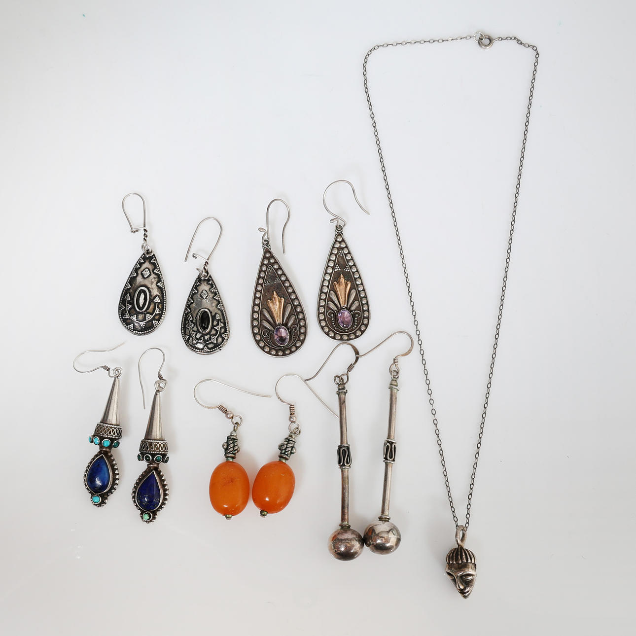 SØLV OG HVIDT METAL SMYKKER.