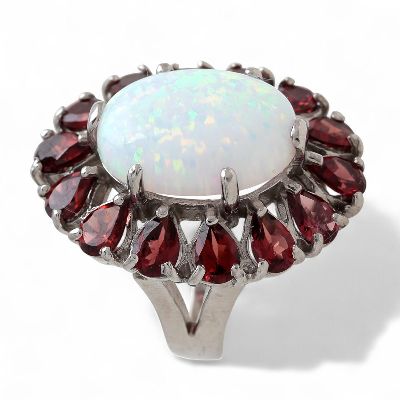 Sortija rosetón de ópalo y granates.